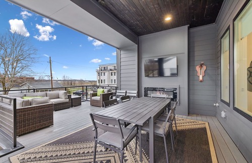 Haynes Area House | Stylish Multi-Level Retreat | Rooftop & Pool Table