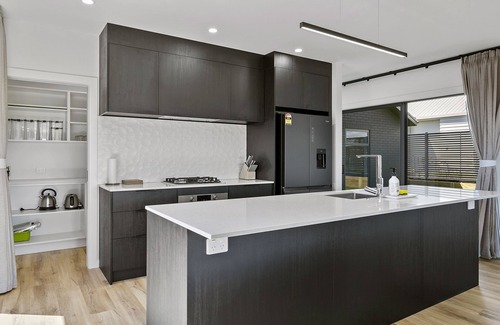 Wharewaka House | Stylish New Retreat in Taupon- Fireplace, BBQ, Walk to lake, Countdown