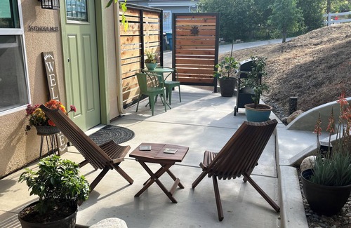 Three Rivers Apartment | Stylish one bedroom Retreat close to Sequoia National Park