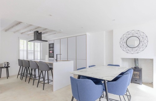 Haggerston Apartment | Stylish open-plan 2BD Flat, Sleeps 6, Hackney