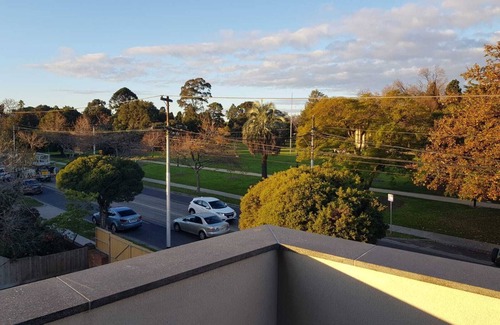 Caulfield North Apartment | Stylish Parkside Apartment 2 Bed 2 Bath NETFLIX Car park 12 minutes to City