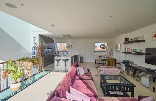 Addison Apartment | Stylish Penthouse - Balcony & Views - Holland Park