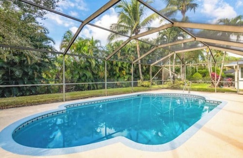 Greenview Shores House | Stylish Poolside Haven in Wellington near WEF