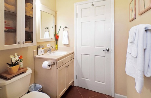 The Valley Apartment | Stylish Private Guest Suite – Comfort & Convenience await.