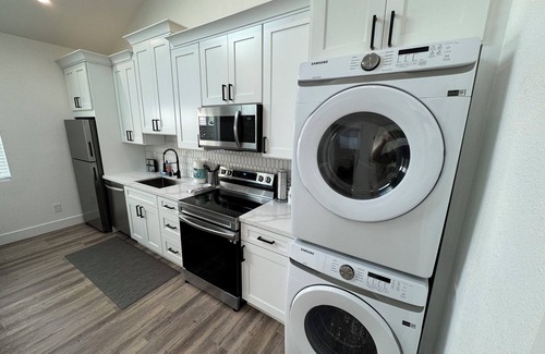 Pleasant Hill Condo | Stylish & Relaxing Gem: Downtown ~ NewnEntire 2BD guesthouse in Pleasant Hilln