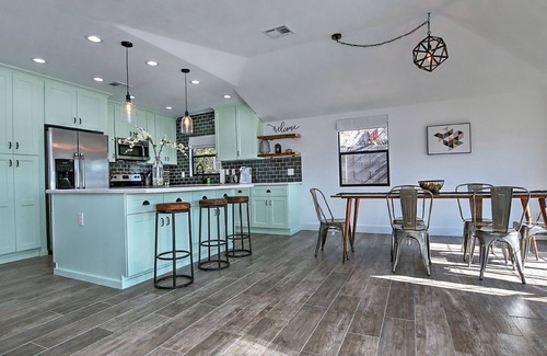 Pierson Place Historic District House | Stylish Retreat: FREE Heated Pool w/Jets, Putting Green & Outdoor Kitchen