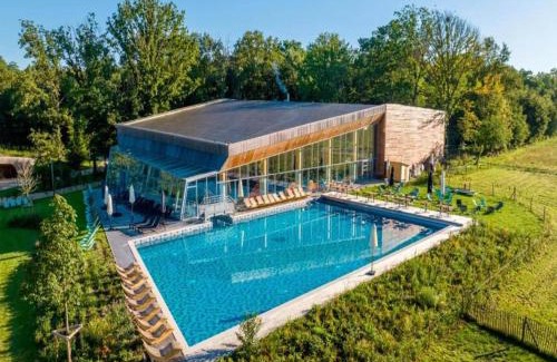 Maubray House | Stylish Retreat with Garden