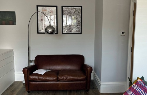 Canbury House | Stylish sunny studio with steam shower bathroom