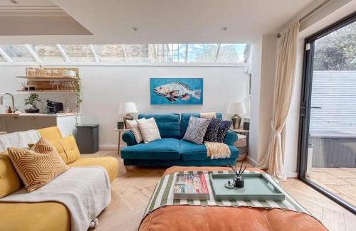 Sands End Apartment | Stylish Sanctuary with Garden Oasis