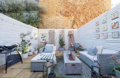 Sands End Apartment | Stylish Sanctuary with Garden Oasis