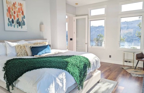 Friant Villa | Stylish, Serene Table Mountain Villa by Lake!