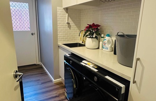 Deer Park House | Stylish Small Ocean Home near Deer Park Train Station-Private Room