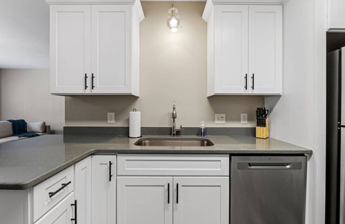Taylors House | Stylish & Spacious New-Build, King Beds, Private Patio + Modern Comforts