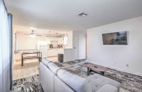 Las Vegas House | Stylish Stay Near Vegas! Strip Sleeps 6!