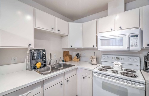 Las Vegas House | Stylish Stay Near Vegas! Strip Sleeps 6!