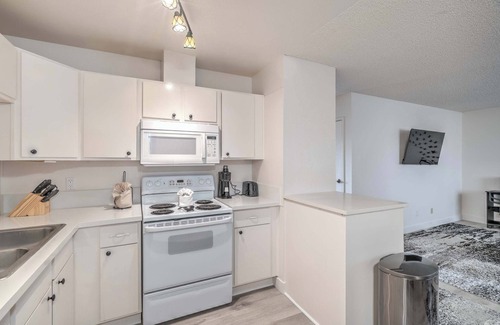 Las Vegas House | Stylish Stay Near Vegas! Strip Sleeps 6!