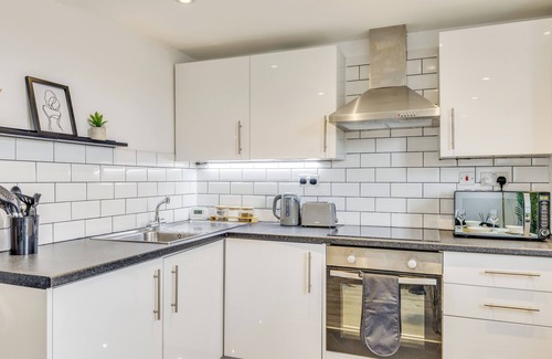 Ware Apartment | Stylish stay Ware town + parking