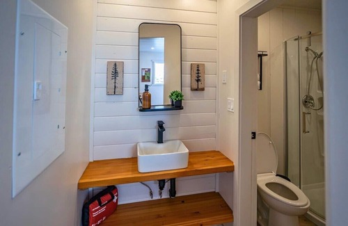 Lake Cowichan Hotel | Stylish Studio at Riverside Boutique Motel - Trail