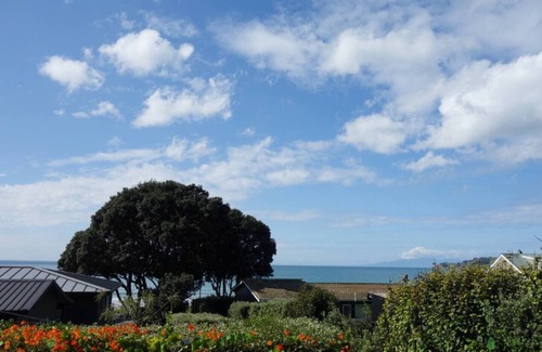 Onetangi Apartment | Stylish Studio By the Beach!