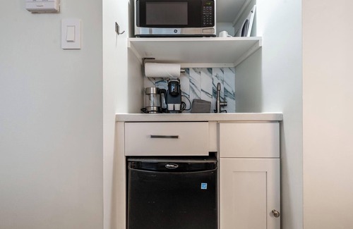 Coconut Grove Condo | Stylish Studio | King Bed, City View, Hotel Perks & Parking