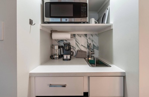 Coconut Grove Condo | Stylish Studio | King Bed, City View, Hotel Perks & Parking