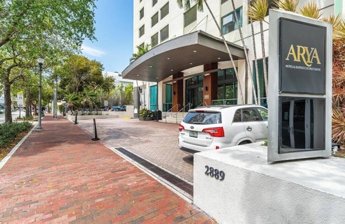 Coconut Grove Condo | Stylish Studio | King Bed, City View, Hotel Perks & Parking