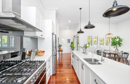 Bayswater House | Stylish Suburban Getaway Spacious&bbq