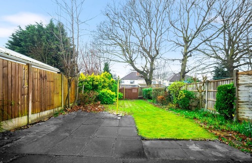 Hall Green House | Stylish Three Bedroom Retreat with Garden