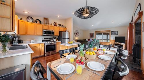 Truckee House | Stylish Truckee Retreat Deck Near Lake Skiing Moraine by AvantStay