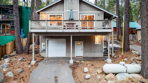 Truckee House | Stylish Truckee Retreat Deck Near Lake Skiing Moraine by AvantStay