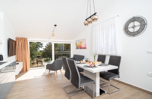 Presika Apartment | Stylish Two Bedroom Apartment in Labin - Two Bedroom Apartment with Terrace