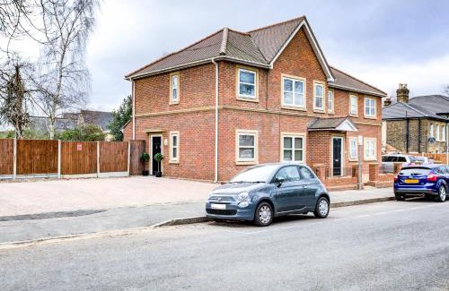 Havering Apartment | Stylish Two Bedroom Apartment With Free Parking!