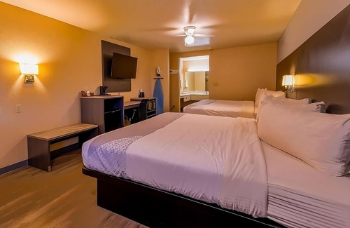 Sweet Home Hotel | Stylish Unit near Dairy Queen Yoakum with Parking and Swimming Pool Access