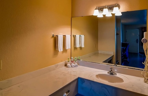 Sweet Home Hotel | Stylish Unit near Dairy Queen Yoakum with Parking and Swimming Pool Access