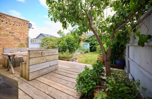Leabridge Apartment | Stylish Urban Retreat - Bright Lower Clapton flat