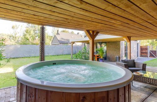 Ewijk House | Stylish vacation home with hot tub and sauna