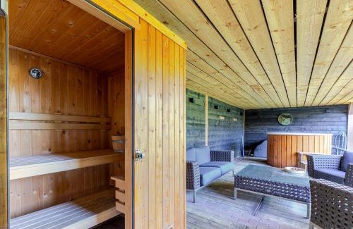 Ewijk House | Stylish vacation home with hot tub and sauna