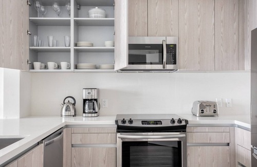 West Los Angeles Apartment | Stylish West LA 1BR w/Pool, Gym & BBQ, nr Restaurants, by Blueground