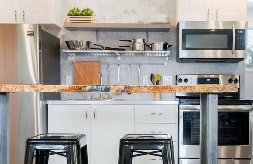 Niagara Falls Apartment | Stylishly Remodeled Queen Victoria Loft