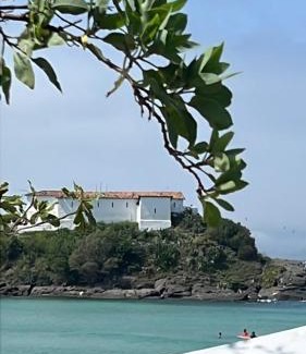 Sao Cristovao Hotel | Suíte 21 com tv, frigobar, mesa de trabalho, decorada e banheiro privativo