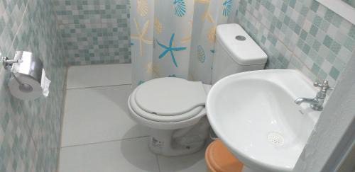 Praia da Enseada Apartment | Suíte externa com entrada independente