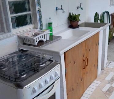 Praia da Enseada Apartment | Suíte externa com entrada independente