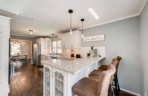Cowley House | Suburban 3 BR Home, Pool, Fast Wi-Fi, One Level