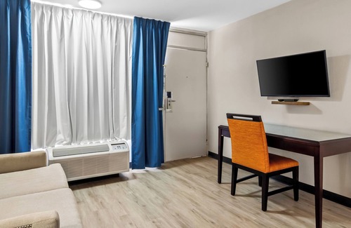 Orange Park Hotel | Suburban Studios