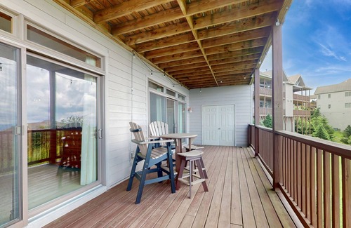 Sugar Mountain Condo | Sugar Mountain Condo Near Ski Resort w/Free WiFi, AC, Fireplace, Balcony, & W/D