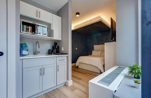 Mott Haven Hotel | Suite+Balcony | Full Bed+Kitchenette | near NYC