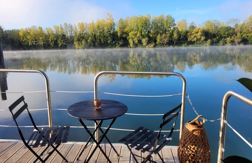 Guernes Boat Rental | Suite flottante romantique avec balnéo - L'Evasion