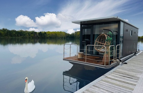 Guernes Boat Rental | Suite flottante romantique avec balnéo - L'Evasion