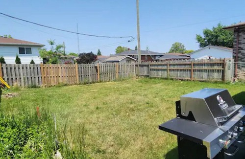 Leamington House | SUITE FOR COUPLE OR FAMILY HOME AWAY FROM HOME. CLOSE TO CITY, LAKE AND PARK
