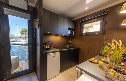Frejus Plage Boat Rental | Suite : Nid d'amour sur l'eau avec Balnéo transparente (Port Fréjus)